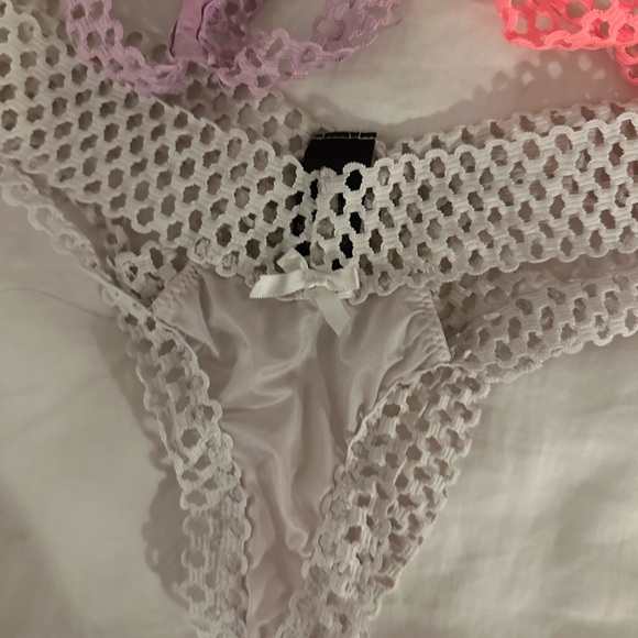 Victoria’s Secret Set of 3 Lacy Thongs - XS (Brand New) - Picture 9 of 10